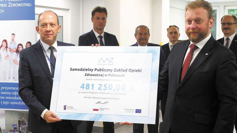 Dyrektor SP ZOZ, Piotr Rybak (z lewej) i minister Łukasz Szumowski w czwartek podpisali umowę na dofinansowanie dla puławskiej placówki<br />

