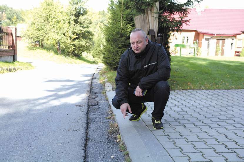 – Tak zbudowano odwodnienie stromej drogi – pokazuje Ernest Olszowy. Gmina będzie musiała zainwestować w betonowe rynny