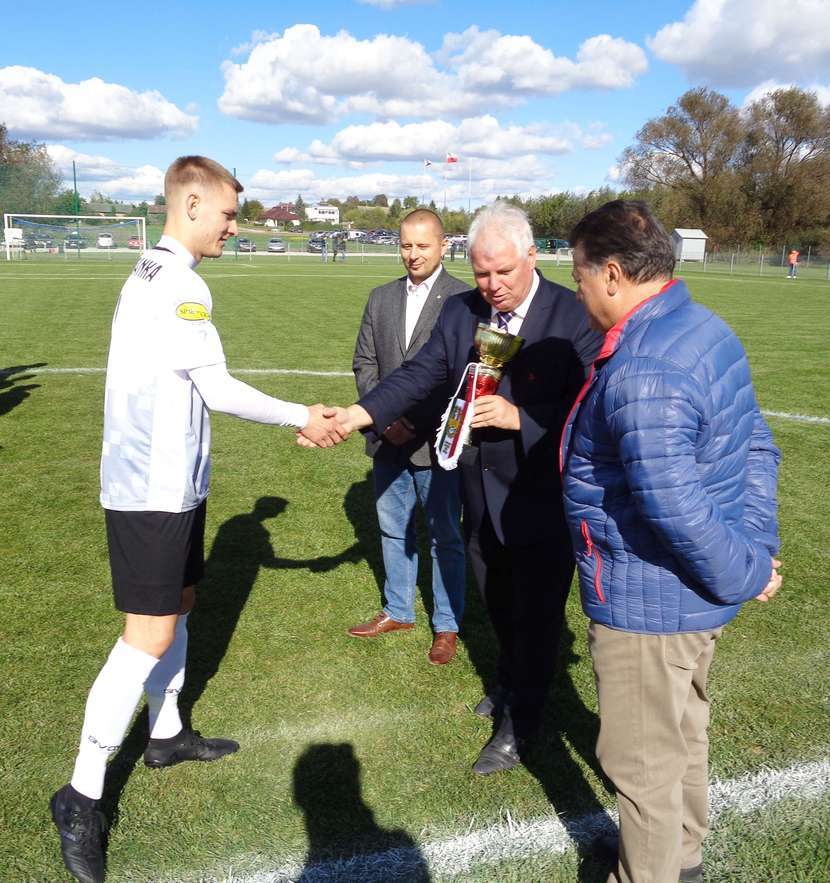 Karol Kowalski odbiera z rąk Zbigniewa Bartnika, prezesa Lubelskiego Związku Piłki Nożnej, puchar za wygranie swojej grupy w rozgrywkach A klasy w poprzednim sezonie