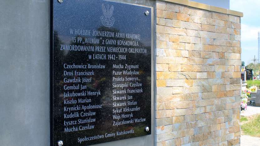 Nowa tablica będzie podobna do tej, która w lecie została zamontowana na cmentarzu parafialnym w Końskowoli. Zmiany dotkną tytuł oraz listę upamiętnionych żołnierzy AK
