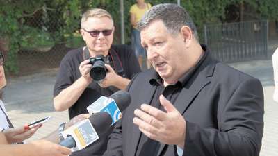 Meir Bulka żąda, by miejski samorząd zabronił korzystania z boiska, gdyż są tam szczątki ludzkie 
