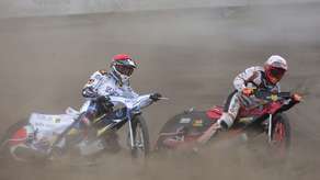 Dla Andreasa Jonssona (czerwony kask) zawody w Chorzowie zakończyły się już w pierwszym biegu.