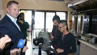 Wojewoda Przemysław Czarnek w barze Złota Piramida w Krasnymstawie 