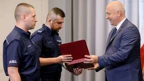 Uratowali lokatorów z płonącego mieszkania w Lublinie. Policjanci nagrodzeni