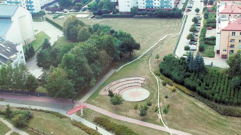 Na zdjęciu sporny grunt. Jest tam dzisiaj zieleń i prowizoryczny chodnik z betonowych płyt, po którym można wejść do parku Jana Pawła II