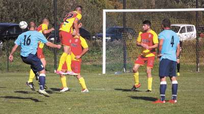 Beniaminek Start-Regent Pawłów (żółto-czerwone stroje) musiał uznać wyższość wicelidera Brata Siennica Nadolna