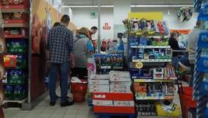 Lublin: Napad w Biedronce. Ochroniarz dostał w głowę, napastnik wrócił po łup