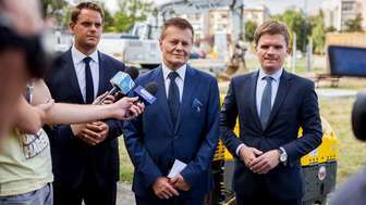 Waldemar Jakson (na zdjęciu w środku) staruje w jesiennych wyborach z poparciem Prawa i Sprawiedliwości. Na konferencji prasowej Jaksonowi towarzyszyli – Konrad Sawicki, rzecznik prasowy PiS Okręg Lublin (na zdjęciu z prawej) i Marcin Dmowski, przewodniczący klubu radnych Rodzina i Prawo (po lewej stronie).