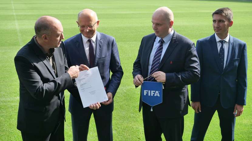 Jaime Yarza, dyrektor turnieju ze światowej federacji piłkarskiej FIFA przekazał we wtorek miastu umowę dotyczącą organizacji imprezy