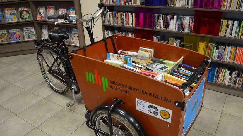 Podobny rower cargo, dostosowany do przewozu 100 kg ładunku lub czwórki dzieci, dostępny jest w filii biblioteki przy ul. Szaserów