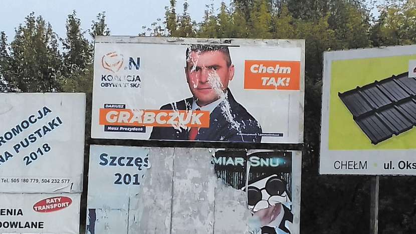 Zniszczony billboard Dariusza Grabczuka
