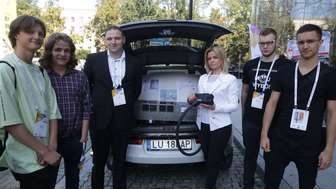 Nie mogło zabraknąć panelu poświęconego motoryzacji, którego zapowiedzią były dwa samochody elektryczne stojące przed wejście do budynku Lubelskiego Centrum Konferencyjnego przy ul. Grottgera. W bagażniku jednego z nich leżała ładowarka skonstruowana przez naukowców z politechniki Lubelskiej. 