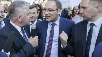 "Tchórze! Kłamcy!". Ostre spięcie na konferencji PiS, przyszedł marszałek z PSL i urzędnicy [wideo]