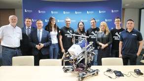 Członkowie drużyny Spice Gears Team 5883 zaprezentowali zbudowanego przez siebie robota, dzięki któremu zdobyli brązowy medal na międzynarodowych mistrzostwach robotycznych w Meksyku. Do funkcji robota należy m. in. transport paneli solarnych
