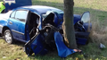 Zasnął za kierownicą, rozbili się na drzewie. Dwie osoby w ciężkim stanie