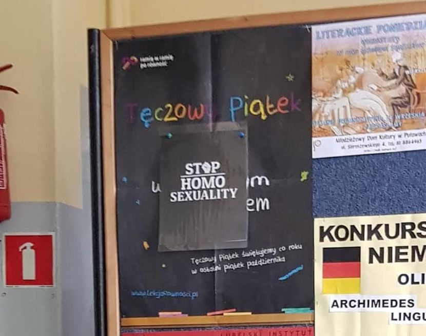  W odpowiedzi, członkowie prawicowego stowarzyszenia Narodowe Puławy, przygotowali własną kontrakcję. Polegała ona na zaklejeniu "tęczowego" plakatu czarną kartką z napisem "Stop homo sexuality