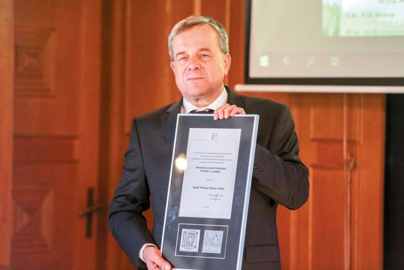 Dyr. Paweł Fijałkowski z medalem 700-lecia Lublina, który dostał podczas konferencji zorganizowanej z okazji jubileuszu ośrodka
