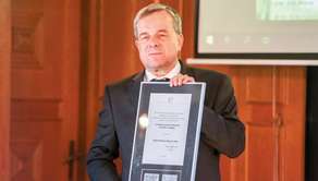 Dyr. Paweł Fijałkowski z medalem 700-lecia Lublina, który dostał podczas konferencji zorganizowanej z okazji jubileuszu ośrodka