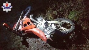 Motocyklista szalał na hondzie po polach. Nie był do końca trzeźwy