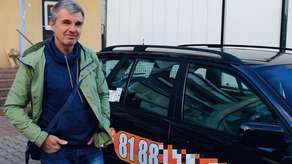 Wojciech Bartuzi jeszcze nie zdążył zdjąć ze swojej taksówki numeru korporacji taksówkowej