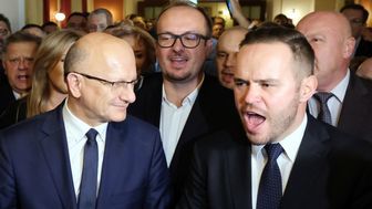 Krzysztof Komorski (po prawej) podczas wieczoru wyborczego w sztabie Krzysztofa Żuka