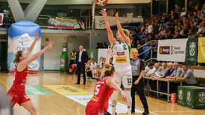 Julia Adamowicz i jej koleżanki zagrają z jednym z głównych kandydatów do tytułu mistrza Polski.