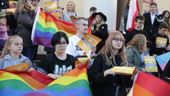 Piątkowa pikieta poparcia dla Marszu Równości przed ratuszem