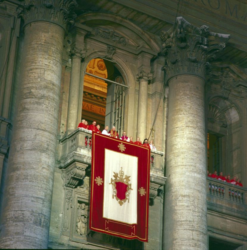 Karol Wojtyła jako Jan Paweł II na Balkonie Bazyliki św. Piotra w dniu wyboru<br />
