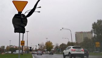 Dzisiaj kierowcy jadący al. Solidarności od strony Zamku widzieli sprzeczne znaki