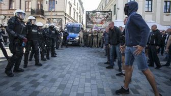 Zamieszki przeciwników Marszu Równości: Dwaj ranni policjanci, kilkadziesiąt osób zatrzymanych [bilans policji]