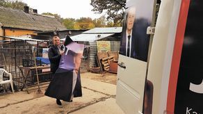 Do schroniska dla zwierząt w Krzesimowie trafiły już banery burmistrza Świdnika Waldemara Jaksona