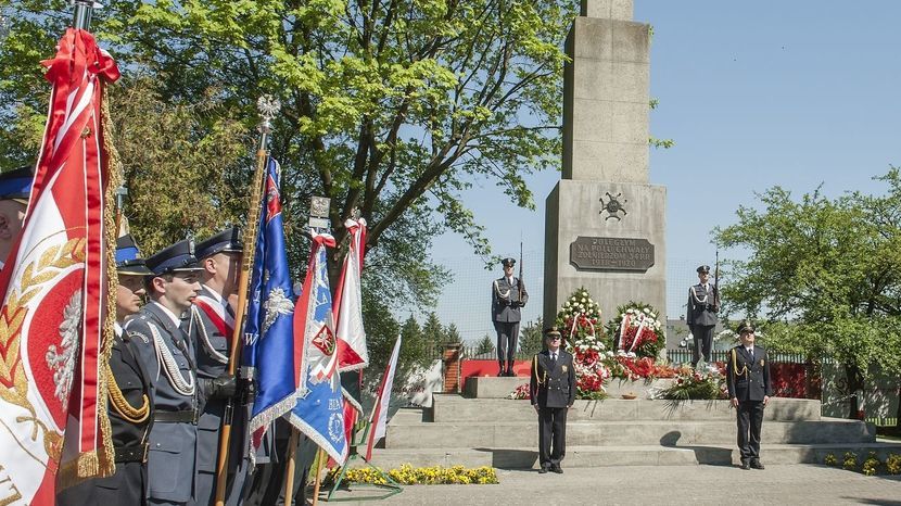 Od kilku lat miasto obchodzi przy pomniku święto pułkowe