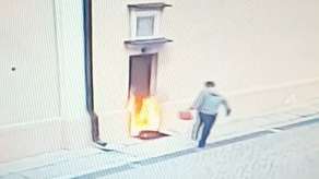 Oblał benzyną drzwi kościoła i podpalił. Wszystko nagrała kamera [wideo z monitoringu]