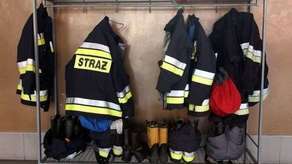 Karol W. przyglądał się, jak strażacy gaszą pożar, który spowodował. 