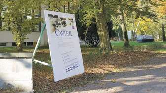 Banery wyborcze burmistrza Nałęczowa przed szkołami. Mają zniknąć