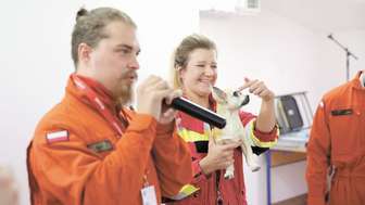 Sebastian Frąk z Ochotniczej Służby Ratowniczej w Lublinie, wczoraj w ramach Dnia Otwartego w Schronisku dla Zwierząt przy ul. Metalurgicznej 5 prowadził szkolenie z pierwszej pomocy udzielanej zwierzętom. Obok z fantomem psa stoi pomagająca w szkoleniu Anna Jastrzębska