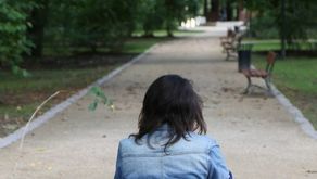 Dziwnie zachowująca się kobieta z dzieckiem w parku. Przyjechali policjanci