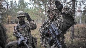 Dzień na poligonie zaczynał się o 5.30. Toaleta, śniadanie i już o 8 terytorialsi zaczynali ćwiczenia. Uczyli się udzielania pomocy medycznej na polu walki, łączności według standardów NATO, doskonalili umiejętności strzeleckie z broni krótkiej i długiej, szlifowali taktykę