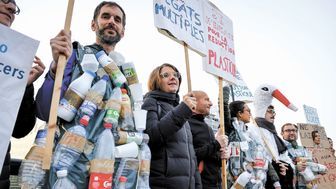 Happening pod budynkiem europarlamentu w Strasburgu. Wczoraj europosłowie zatwierdzili nowe przepisy zmniejszające maksymalne limity niektórych zanieczyszczeń w wodzie z kranu, takich jak ołów, substancje polifluoroalkilowe (PFAS), szkodliwe bakterie, substancje zaburzające gospodarkę hormonalną, a także nowe paramenty monitorowania mikrodrobin plastiku
