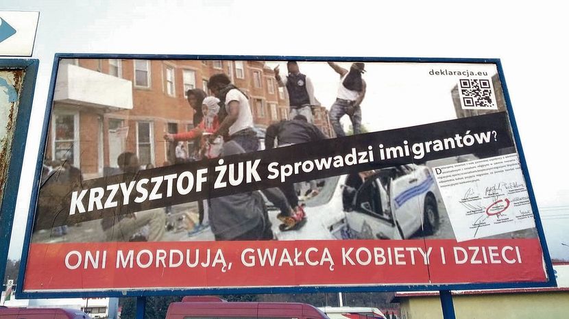 Billboardy nie były podpisane przez żaden komitet wyborczy, a wykorzystano na nich fotografię ze sceną zamieszek w Baltimore (USA). Plakaty szybko znikły z ulic miasta