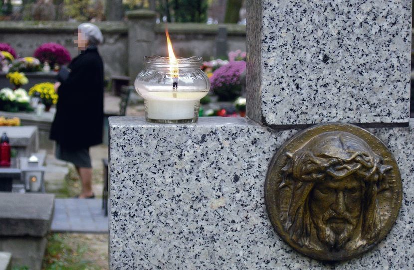 Według opinii Biura Rzecznika Praw Obywatelskich, zarząd cmentarza rzymskokatolickiego był zobowiązany do umożliwienia pochówku pani Emilii w rodzinnym grobie
