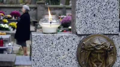 Według opinii Biura Rzecznika Praw Obywatelskich, zarząd cmentarza rzymskokatolickiego był zobowiązany do umożliwienia pochówku pani Emilii w rodzinnym grobie