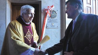 W minioną niedzielę msza św. za Ojczyznę została odprawiona w kościele pw. Św. Józefa. Została odsłonięte też tablica pamiątkowa. Na zdjęciu: ks. proboszcz Krzysztof Czerwiński i burmistrz Waldemar Jakson