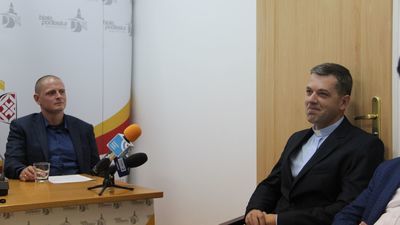  Po lewej reżyser Michał Muzyczyk , po prawej ks. Jacek Guz, proboszcz sanktuarium w Pratulinie/ fot.EB