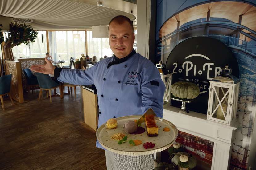 Kuba Piętowski, szef kuchni restauracji 2 PI ER szykuje na festiwal zjawiskowe carpaccio z borowików z serem Bursztyn, filet z leszcza oraz sernik dyniowy z lodami śliwkowymi