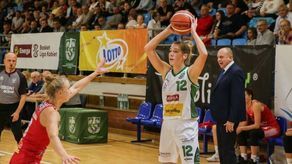 Podpis: Kapitan „Pszczółek” Julia Adamowicz (z piłką) zdobyła 12 punktów na inaugurację sezonu.