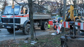 W usuwaniu awarii pracownikom puławskiego OPEC-u pomagają drogowcy z PRD "Lubartów"