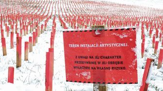 Zbocze wąwozu, na którym znajduje się instalacja artystyczna wykorzystywane jest zimą przez okolicznych mieszkańców jako stok saneczkowy