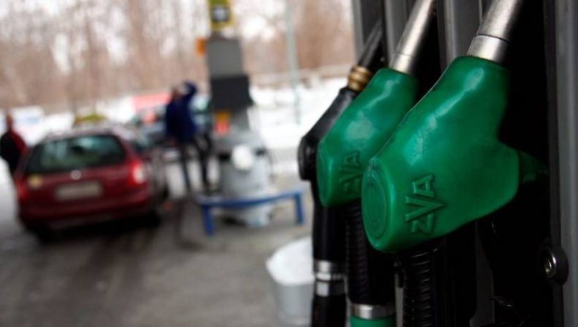 Od nowego roku rząd PiS chce wprowadzić opłatę emisyjną w wysokości 80 zł od 1000 l benzyny i oleju napędowego. Będzie to skutkować podwyżką ceny litra paliwa o 10 groszy