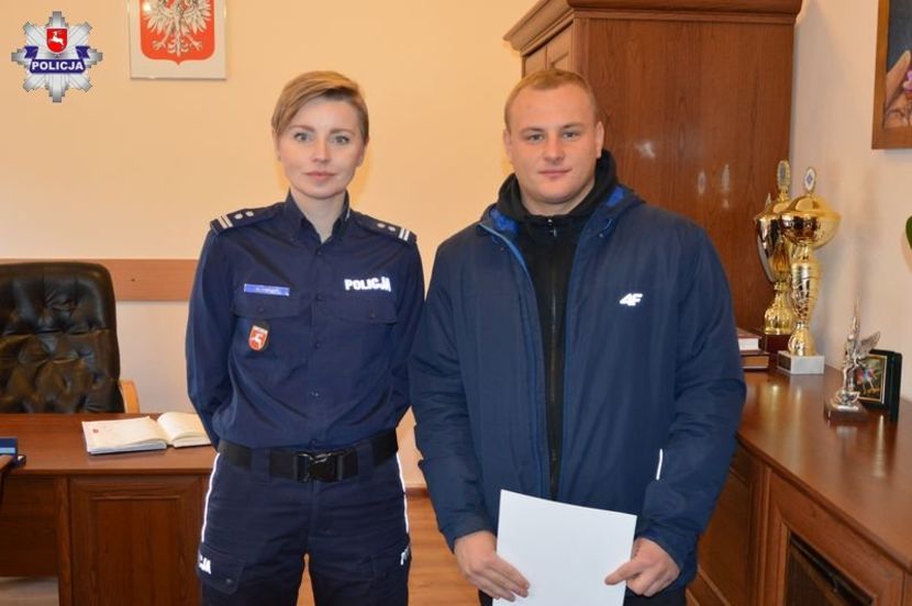 Dziś Pan Krystian odebrał podziękowania i gratulacje od Komendanta Powiatowego Policji w Krasnymstawie mł. insp. Wioletty Pawluk